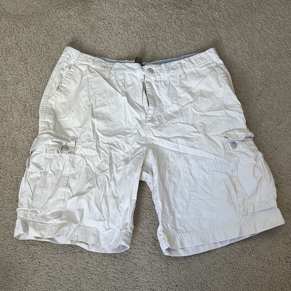 Club Room Other - Men's Club Room Cream Color Cargo Shorts Size 38 Waist.  Summer Golf ready